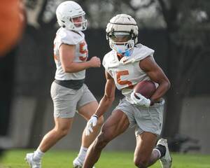 Aaron Moody Porn - Talented Texas freshmen reveal loaded roster, big contributors