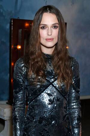 Keira Knightley Porn Captions - Keira Knightley Updates Nude Makeup With Fresh Pink Lips | Vogue