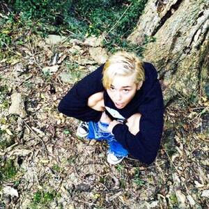 Miley Cyrus Peeing Porn - Miley Cyrus' Most TMI Pic Yet? Check It Out If You Dare!