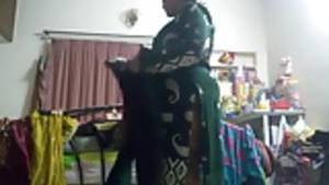 caught on hidden cam - Hot aunty caught on hidden cam