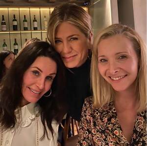Courteney Cox Jennifer Aniston Porn - Jennifer Aniston and Courteney Cox Celebrate Lisa Kudrow With Throwback  Photos