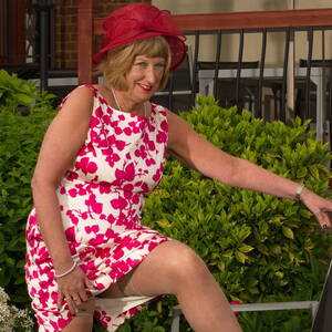 British Porn Mature Garden - Hot British housewife masturbating in her garden! - Mature.nl