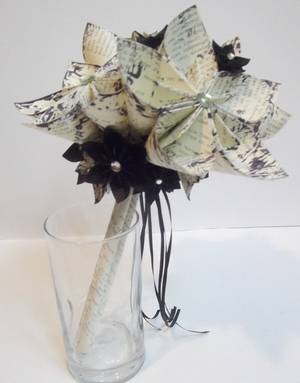A Midsummer Nights Dream - Origami bouquet using A Midsummer Night's Dream text. SO COOL.