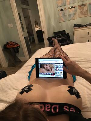 Girl Whatching - Girls watch porn too, right? : r/gonewild30plus