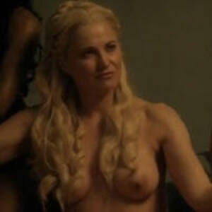 lucy lawless - Xena ako zmyselnÃ¡ blondÃ­na: Jej novÃ¡ Å¡ou pripomÃ­na porno! | Topky.sk