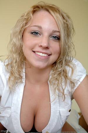 Blue Eyed Blonde Pussy Hair - Blonde Hair Blue Eyed Babe With Huge Ass And Tits Uses Toy On Her Wet Pink  Pussy - YOUX.XXX