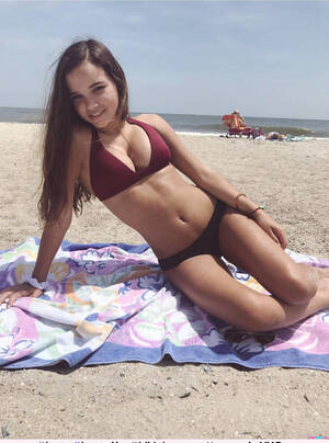 Amateur Porn Bikini - teen #brunette #bikini #cleavage #bustyteen #bigtits #smile #nonnude # amateur #beach Foto Porno - EPORNER