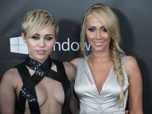 Miley Cyrus Lesbian - Is Miley Cyrus a lesbian? Loves kissing girls for her boyfriend