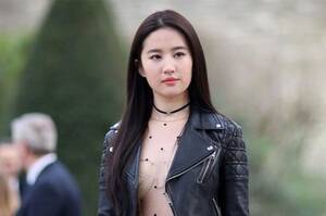 Liu Yifei Porn - Liu Yifei Jaga Wajah Tetap Kinclong, Punya Selera Busana Tinggi