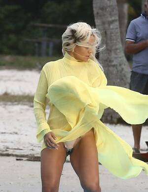 Celebrity Cameltoe Porn - Celebrities displaying cameltoe - CelebritySlips.com