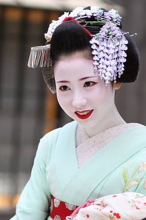 geisha hana - The colourful flower hairpins that decorate the hair of maiko (apprentice  geisha) are known as hana kanzashi. These flower ornaments change monthly  to ...