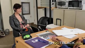 Brunette Job Porn - Short haired brunette tests her limits at job interview - XVIDEOS.COM