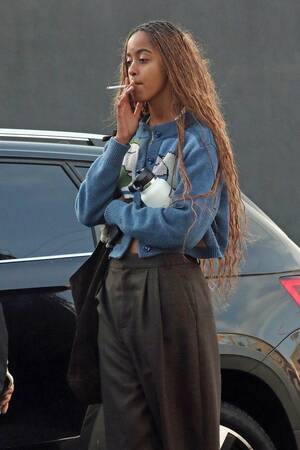Malia Obama Pussy - Malia Obama takes smoke break in LA weeks after sister Sasha was also  smoking