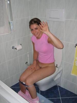 Girl Toilet - girl in toilet Porn Pic - EPORNER