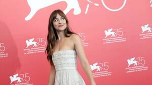 dakota johnson - Dakota Johnson Wore the Riskest Low-Cut Dress That Made Everyone Stop and  Stare
