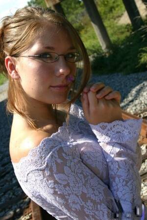 Amateur Teen Glasses - Teens Glasses Porn Pics & MILF Sex Photos - IdealMilf.com