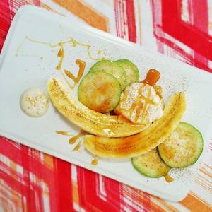 morning breakfast - Chow with Xhico: Morning Breakfast Fruit Plate. Fig Yougurt, Banana, Guava,