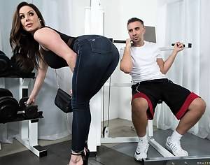 milf gym - MILF Gym Pics