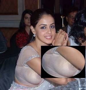 bollywood oops - Genelia Oops moment