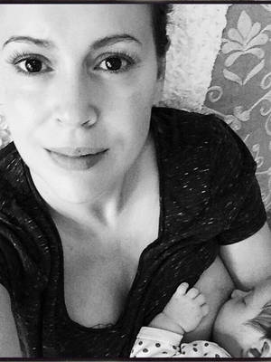 Alyssa Milano Sam Porn Captions - Alyssa Milano Daughter Elizabella Dylan First Photo Breastfeeding
