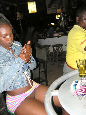 black pussy in new york - I have seen this black bitch in a pub in New York, she flashed her pussy  and I made these shocking.. | Picture #1