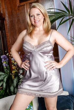 Mature Robe Porn - Fur Robe Porn Pics & Nude Photos - NastyPornPics.com