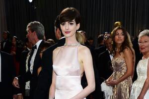 Anne Hathaway Porn Fake Tits - The Great Anne Hathaway Dress Debate: Nipples vs. Darts