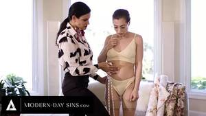 lesbian geek - Shy Lesbian Geek Fucks Femdom MILF With Strap-On During Intimate  Appointment - XXXi.PORN Video