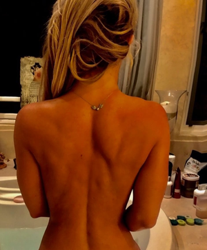 Britney Spears Anal - Debate rages among fans as Britney Spears posts nude photo to Instagram -  NZ Herald