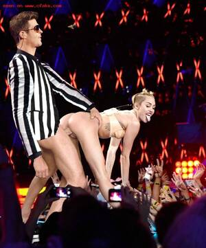 Miley Cyrus Hardcore Porn - Horny celeb Miley Cyrus gets fucked in public Porn Pictures, XXX Photos,  Sex Images #2793023 - PICTOA