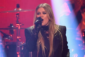 Kelly Clarkson Xxx Porn - Kelly Clarkson Runs Off Stage to Fix Wardrobe Malfunction: Watch