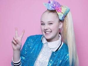 Jojo Siwas Porn Account - JoJo Siwa appeared to confirm coming out speculation, wearing a 'best gay  cousin ever' shirt | Business Insider India