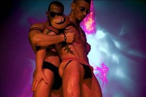 live sex on stage - Girl kisses asshole