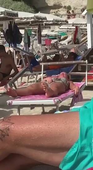 beach voyeur masturbation - HCM Voyeur: She's masturbating in a public beach - ThisVid.com