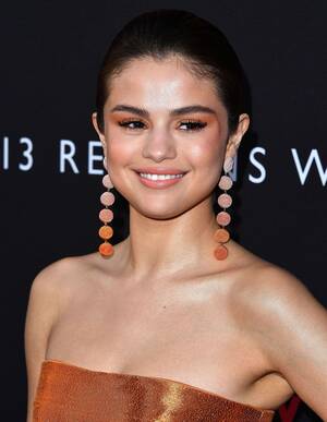 Demi Lovato Selena Gomez Porn Captions - Selena Gomez looks completely different with this new 'do.'