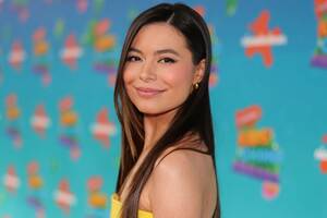 Miranda Cosgrove Porn Bondage - Miranda Cosgrove Recalls Embarrassing Moment Filming 'iCarly'