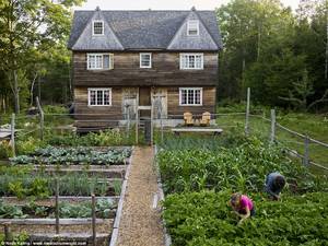 country house - This couple have created their own off-grid bunk house on Derr Isle in Maine