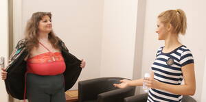 Lesbian Massage Mature - Curvy Busty Mature Housewife gets hot lesbian massage by Sexy Girl - Mature .nl