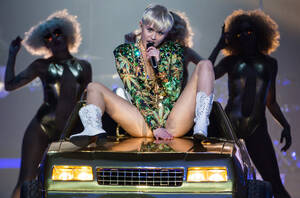 Miley Cyrus Katy Perry Porn - Miley Cyrus Kisses Katy Perry, Sings With Flaming Lips at Los Angeles  Concert: Video