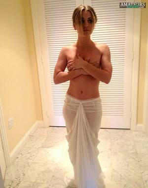 Kaley Cuoco Nude Xxx - Topless Cuoco leaks covering her tits