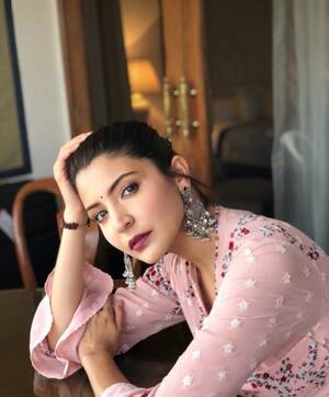 Anushka Sharma Porn - Anushka Sharma's Berry Lipstick - Anushka Sharma's Beauty Look | Vogue  India | Vogue India