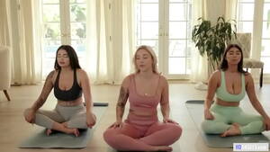 lesbian yoga class - Lesbian yoga class - Kali Roses, Violet Myers, Carolina Cortez - XVIDEOS.COM