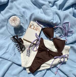 Ariana Grande Panties Porn Caption - Why does gabby schey often include child-like themes? : r/gymsnark