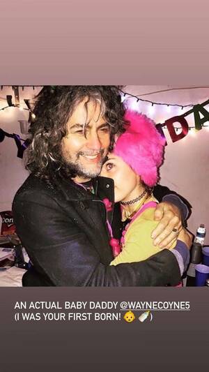 Miley Cyrus Porn Captions Dad - Miley Cyrus Climbed Roosevelt Hotel Sign Naked 'After a Rager'