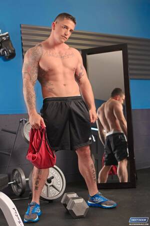 Athletic Male Stars - MUscle athlete Slate Steele strokes dick in a gym