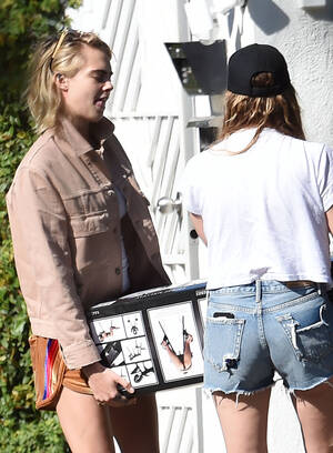 Ashley Benson Porn Bondage - Cara Delevingne y Ashley Benson compran un juguete sexual de dominaciÃ³n,  sumisiÃ³n y sadismo - La OpiniÃ³n