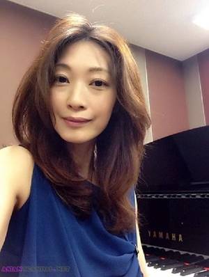 Fisting Asian Pussy - Asian pierced pussy insert glass and fisting - 'Tamano'