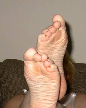 milf feet gallery - Milf Feet Porn Pics - PICTOA