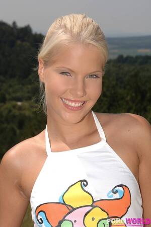 horny teen blonde giving - GalerÃ­a de fotos porno ðŸŒ¶ï¸ Horny Blonde Teen Gives Pink Pussy to Stranger  in the Woods GP1924 - PornHat