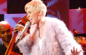 Miley Cyrus Fuck Tape - Miley Cyrus Xmas Gift: Sex Tape Music Video Simulating Masturbation -  Showbiz411